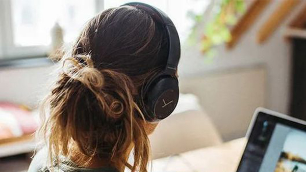 Headphones with noise-cancelling headphones, keep you away from the hustle and bustle environment!